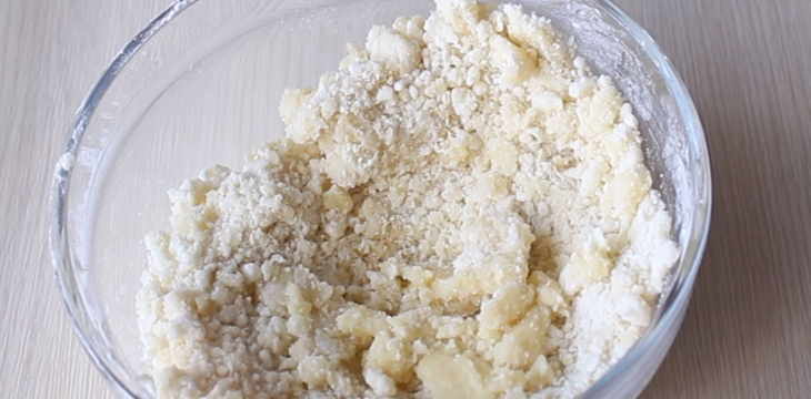 Trộn đều hỗn hợp bột bánh